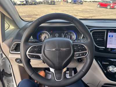 2023 Chrysler Pacifica, $25900. Photo 6