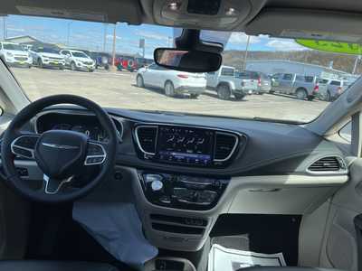 2023 Chrysler Pacifica, $27000. Photo 3