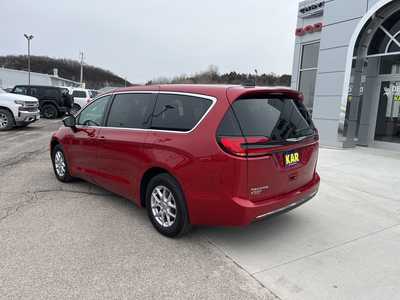 2025 Chrysler Pacifica, $41872. Photo 12