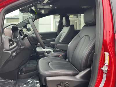 2025 Chrysler Pacifica, $41872. Photo 2