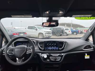 2025 Chrysler Pacifica, $41872. Photo 3