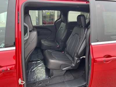 2025 Chrysler Pacifica, $41872. Photo 8