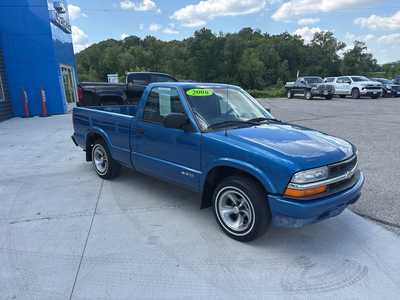 2000 Chevrolet S-10 Reg Cab, $4500. Photo 2