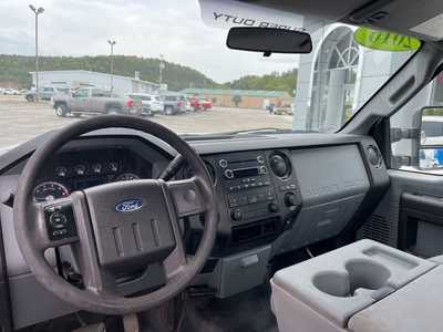 2016 Ford F250 Reg Cab, $22000. Photo 3