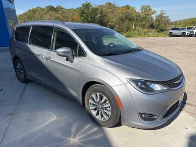 2020 Chrysler Pacifica, $19900. Photo 2