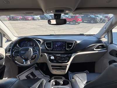2020 Chrysler Pacifica, $19900. Photo 3