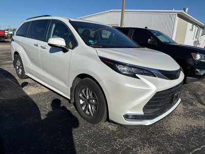 2022 Toyota Sienna, $44000. Photo 2