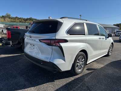 2022 Toyota Sienna, $44000. Photo 3