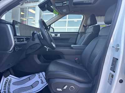 2025 Hyundai Santa Fe, $38000. Photo 5