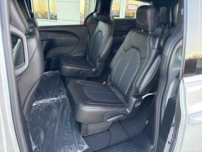 2026 Chrysler Pacifica, $43064. Photo 7