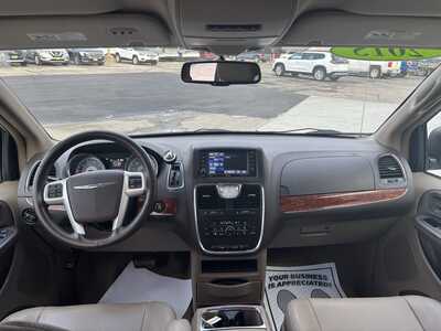 2015 Chrysler Town & Country, $10900. Photo 3