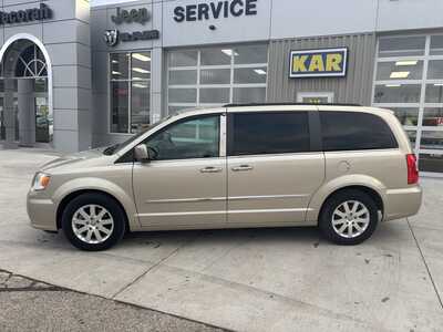 2015 Chrysler Town & Country, $10900. Photo 5