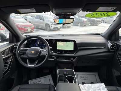 2025 Chevrolet Equinox, $28500. Photo 3