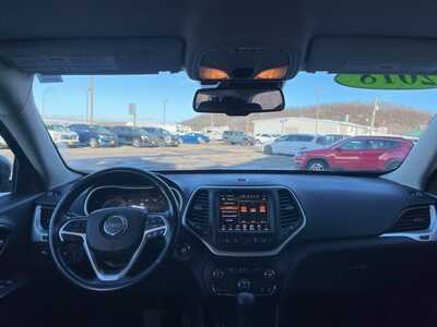 2017 Jeep Cherokee, $12700. Photo 3