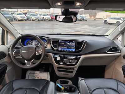 2023 Chrysler Pacifica, $25000. Photo 2