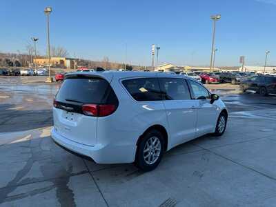 2025 Chrysler Voyager, $30000. Photo 3