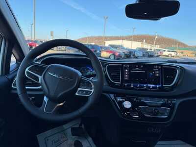 2025 Chrysler Voyager, $30000. Photo 6
