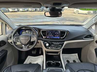 2023 Chrysler Pacifica, $31500. Photo 3