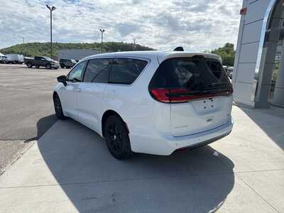 2027 Chrysler Pacifica, $47551. Photo 10