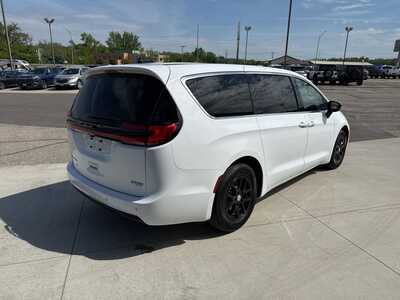 2027 Chrysler Pacifica, $47551. Photo 12