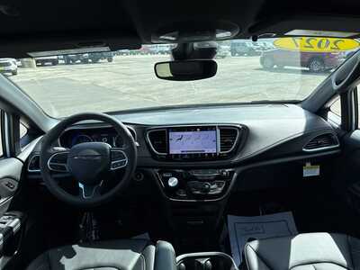 2027 Chrysler Pacifica, $47551. Photo 3