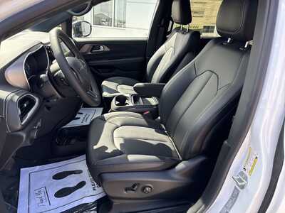 2027 Chrysler Pacifica, $47551. Photo 5
