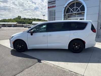 2027 Chrysler Pacifica, $47551. Photo 9