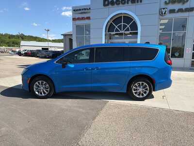 2027 Chrysler Pacifica, $50404. Photo 11