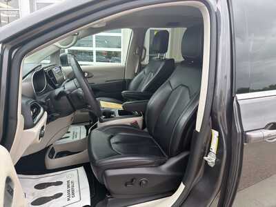2023 Chrysler Pacifica, $25180. Photo 2