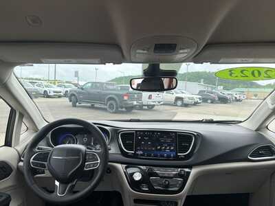 2023 Chrysler Pacifica, $25180. Photo 3