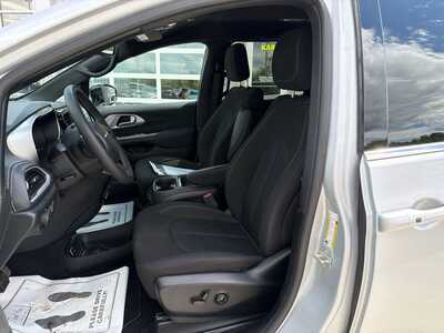 2024 Chrysler Pacifica, $28180. Photo 2