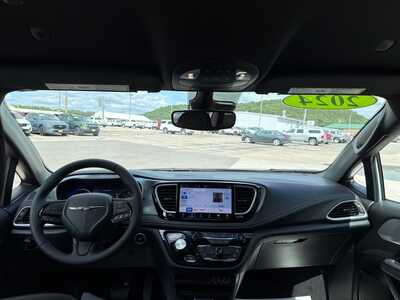 2024 Chrysler Pacifica, $28180. Photo 3