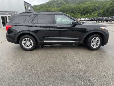 2022 Ford Explorer, $33000.00. Photo 2