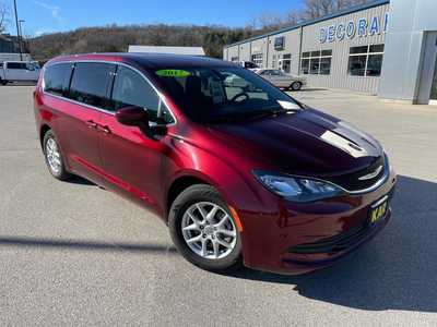2017 Chrysler Pacifica, $15900.00. Photo 2
