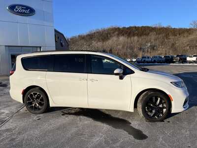 2023 Chrysler Pacifica, $0.00. Photo 2