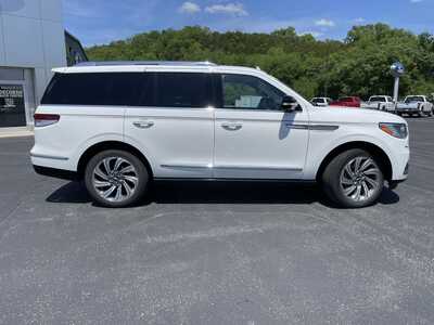 2022 Lincoln Navigator, $55799.00. Photo 2