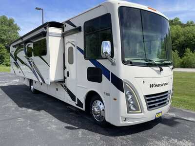 2022 Thor Motor Coach, $95000.00. Photo 2