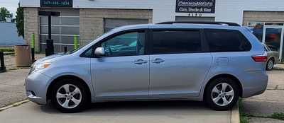 2016 Toyota Sienna, $16995. Photo 4