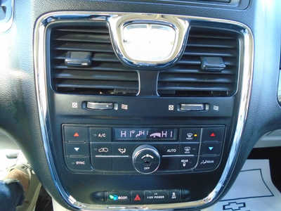 2016 Chrysler Town & Country, $7995. Photo 11