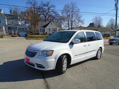 2016 Chrysler Town & Country, $7995. Photo 3