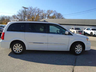 2016 Chrysler Town & Country, $7995. Photo 5