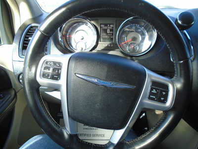 2016 Chrysler Town & Country, $7995. Photo 8
