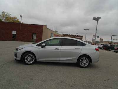 2019 Chevrolet Cruze, $0. Photo 4