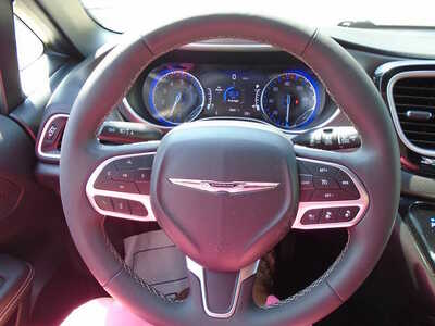 2025 Chrysler Pacifica, $30030. Photo 8