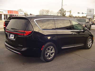 2022 Chrysler Pacifica, $27900. Photo 3