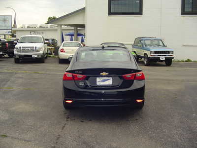 2017 Chevrolet Malibu, $12925. Photo 4