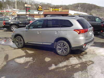 2019 Mitsubishi Outlander, $13900. Photo 2