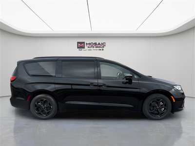 2025 Chrysler Pacifica, $52580. Photo 2