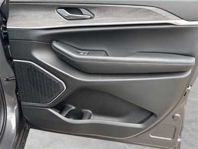 2025 Jeep Grand Cherokee, $48282. Photo 9