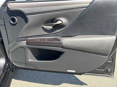 2019 Lexus ES Series, $29990. Photo 9